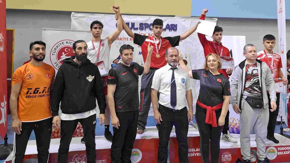 Kickboks light contack alanında Türkiye Şampiyonası'nda birincilik. 
